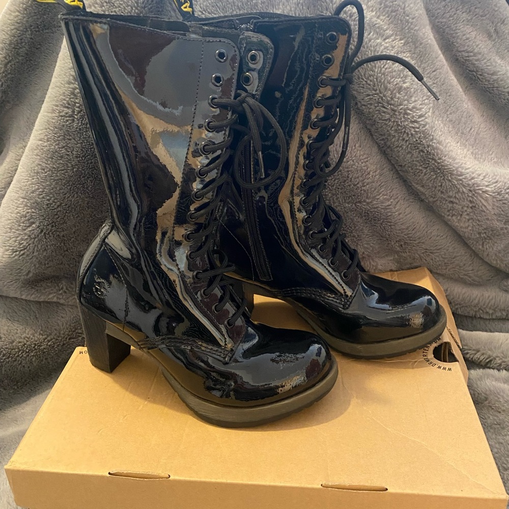 Darcie Dr. Martins like new with box.